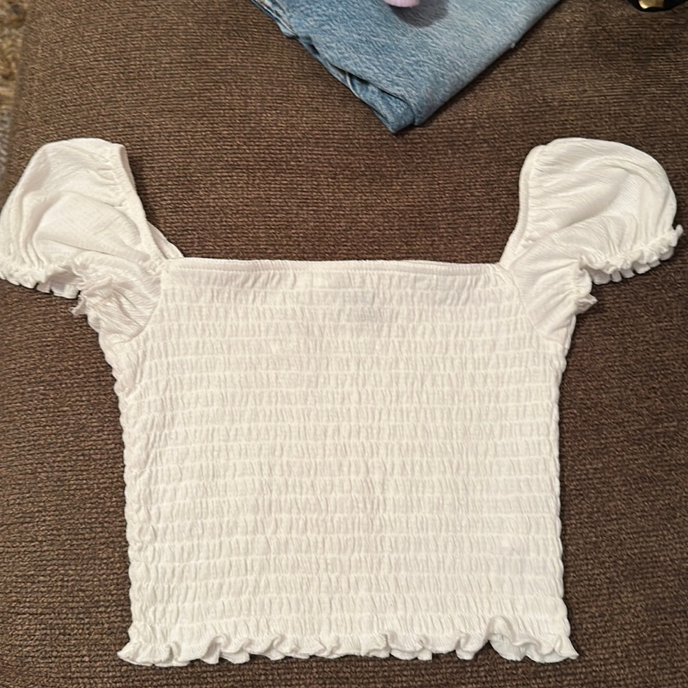 White ruffled crop top from H&M worn once super cute for summer!